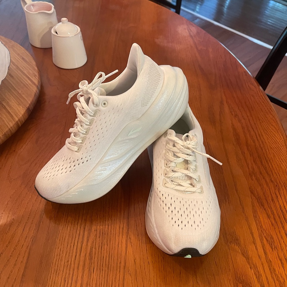 Brooks Ghost Max Women's Running Sneakers - Sz 9.5 - Like New